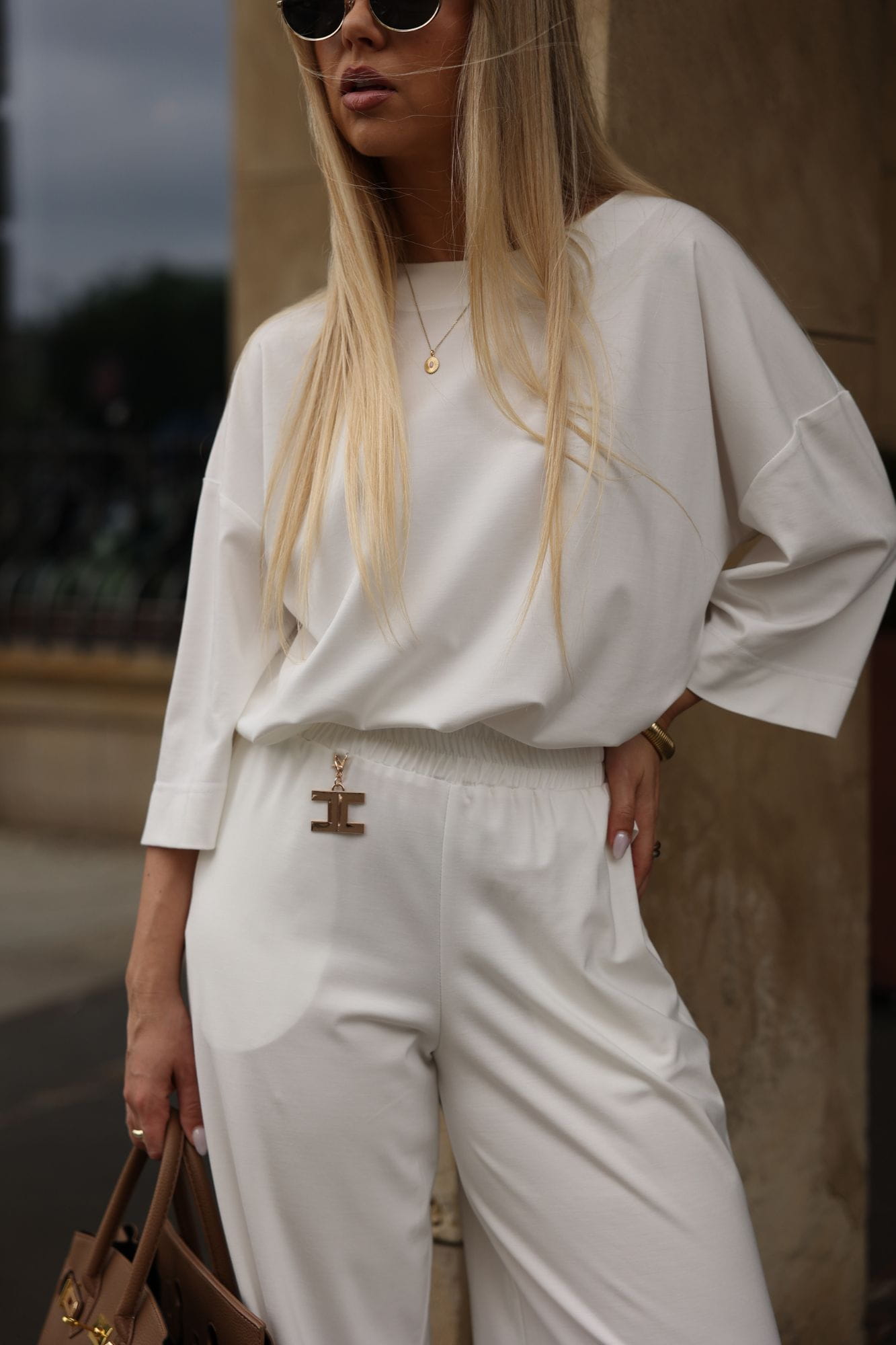 bialy-elegancki-dres-damski-stylowy-look